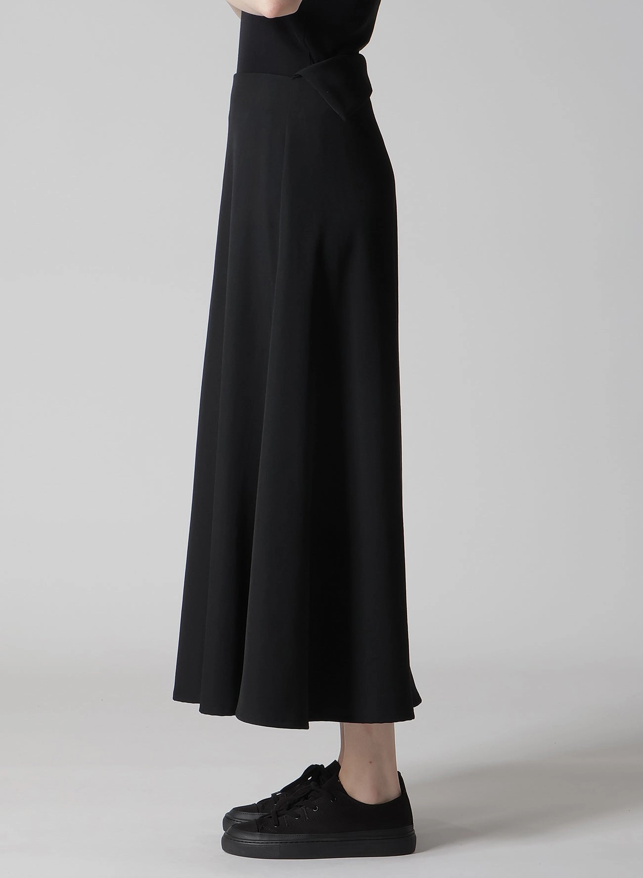 GABARDINE R POCKET SKIRT Flattering Shape Design