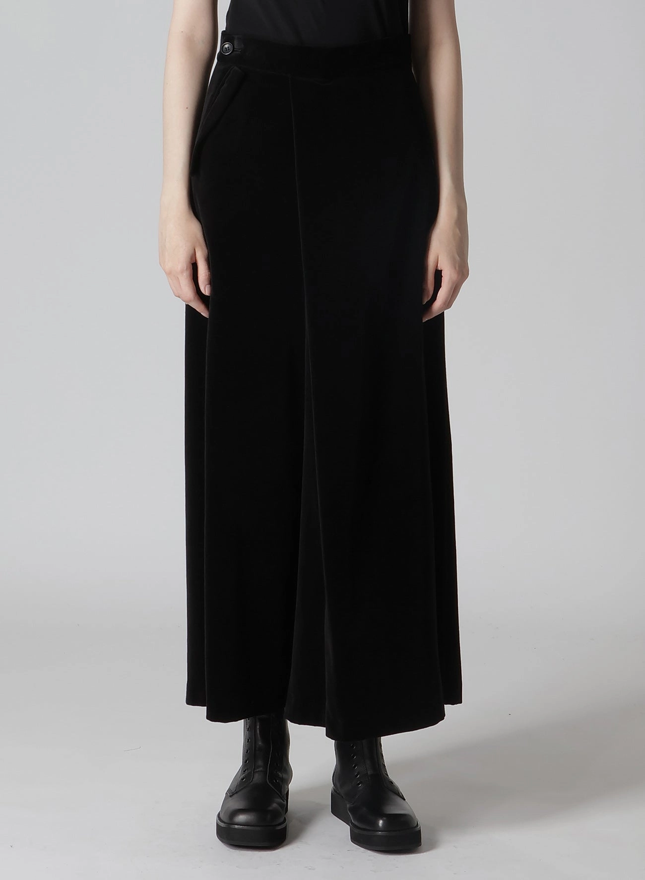 Comfy Movement C/Ry VELVET TUCK FLARED PANTS
