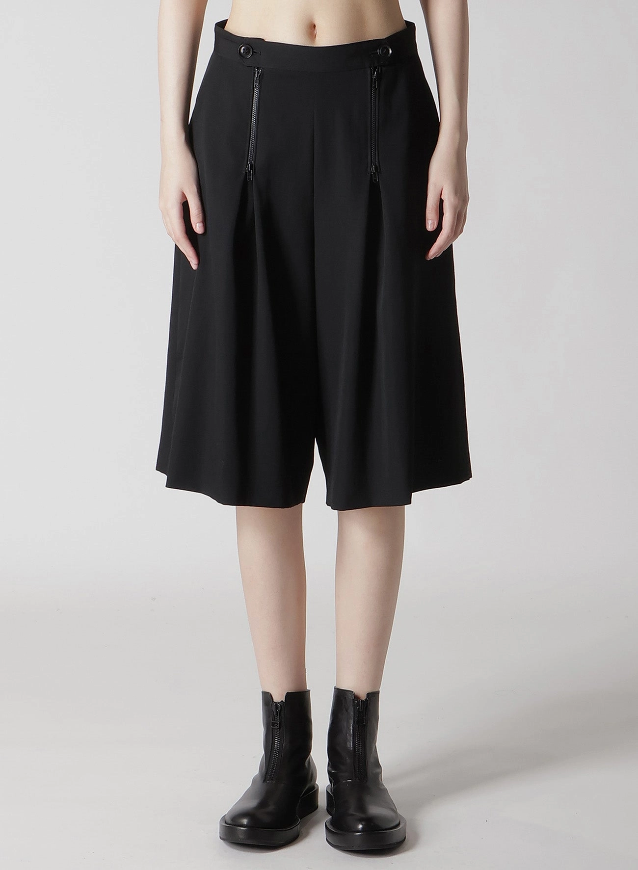 WOOL GABARDINE ZIP TUCKED SHORT PANTS UVProtectiveLayer