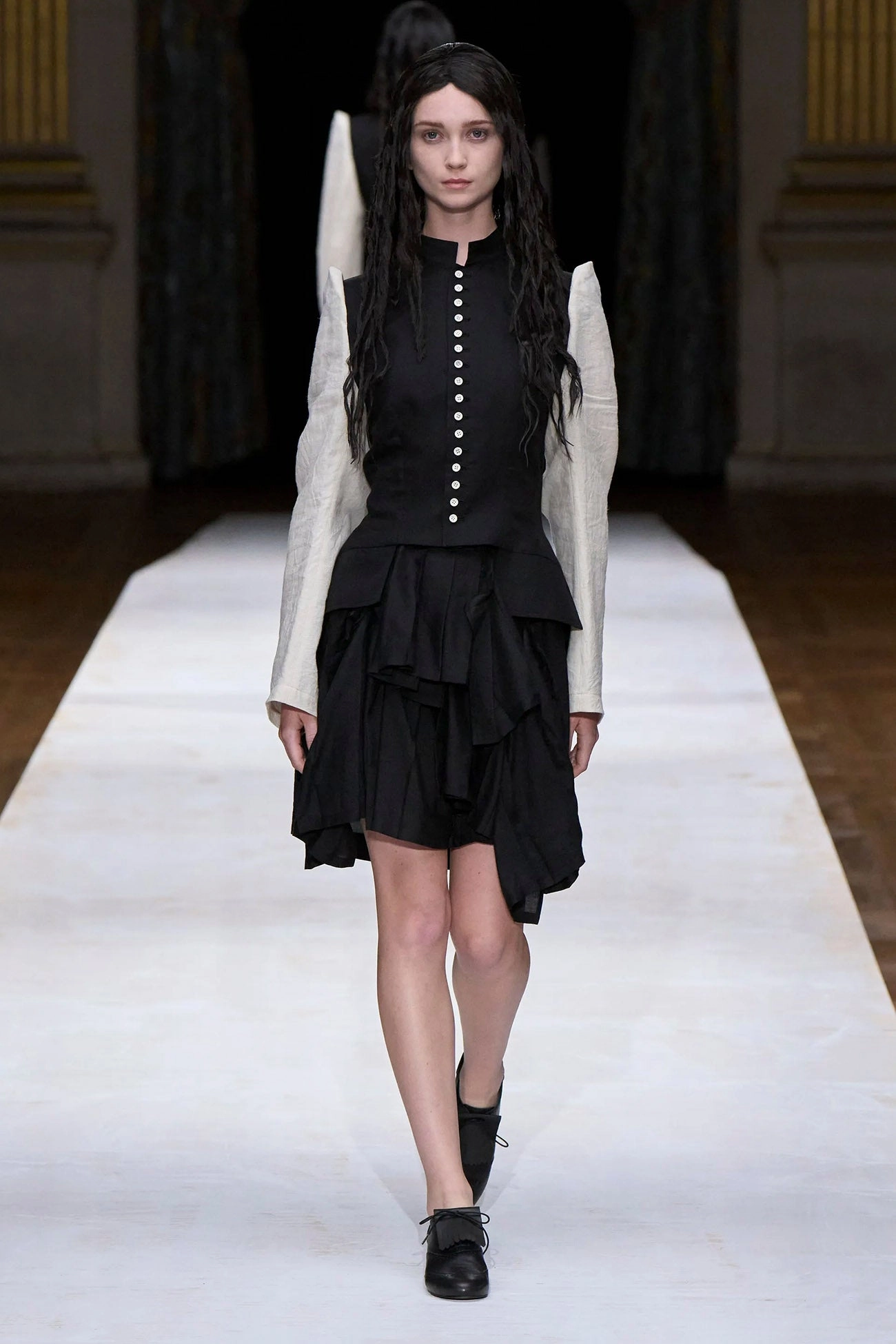 CELLULOSE/Ra TWILL PLEATED SHORT SKIRT Texture Softness Chic Tailoring