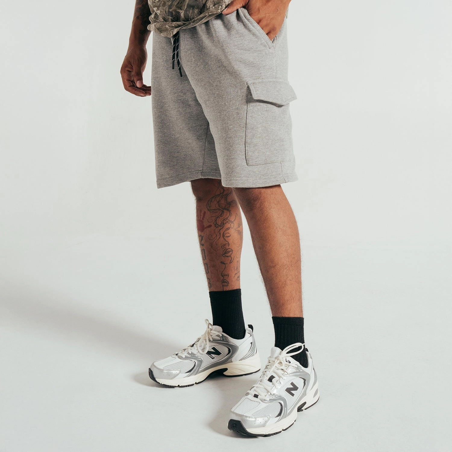 Vented Hem Details Classic Fleece Cargo Short - Mens