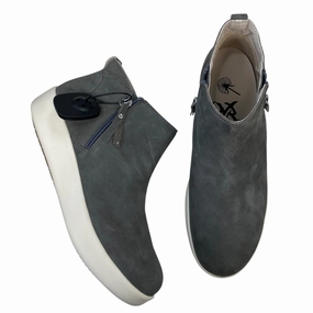 functional - training running shoes Shoes Sneakers By Otbt In Grey & White, Size:9.5