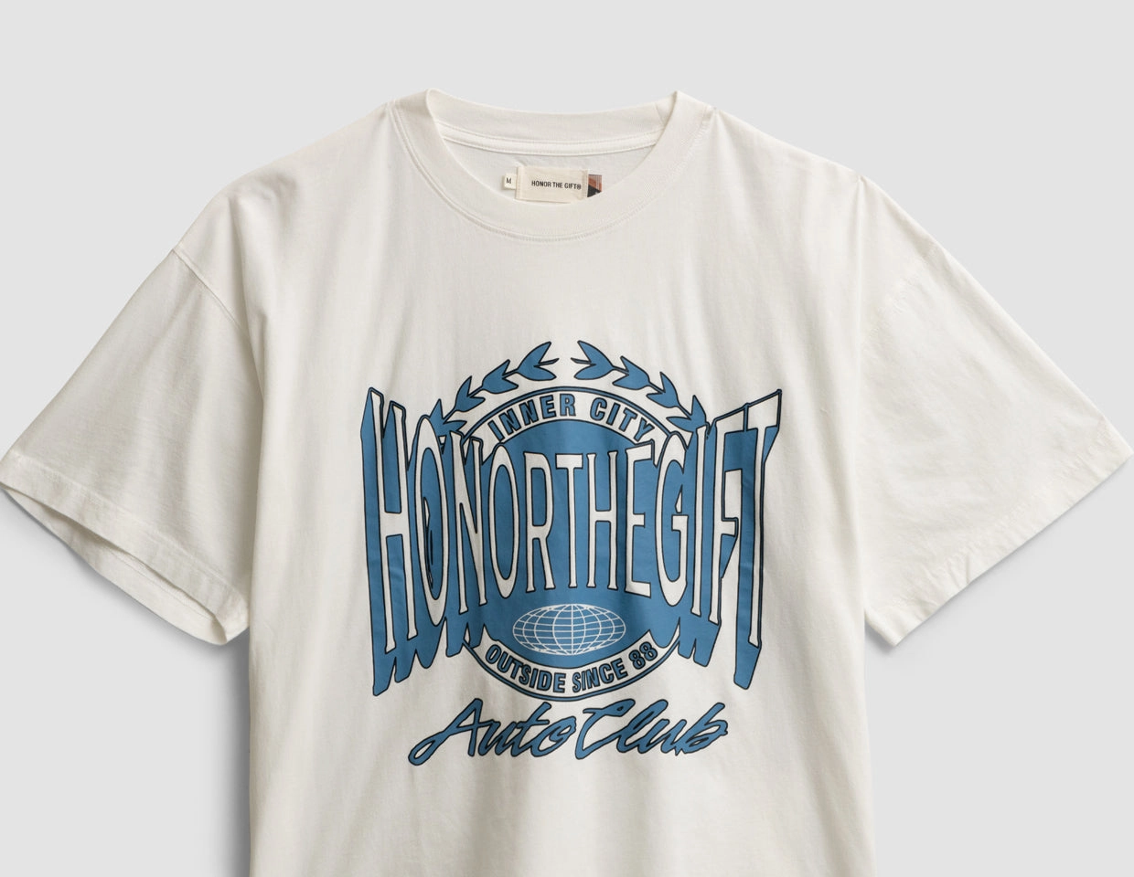 Smart Casual Look Honor The Gift Honor Club T-Shirt / White