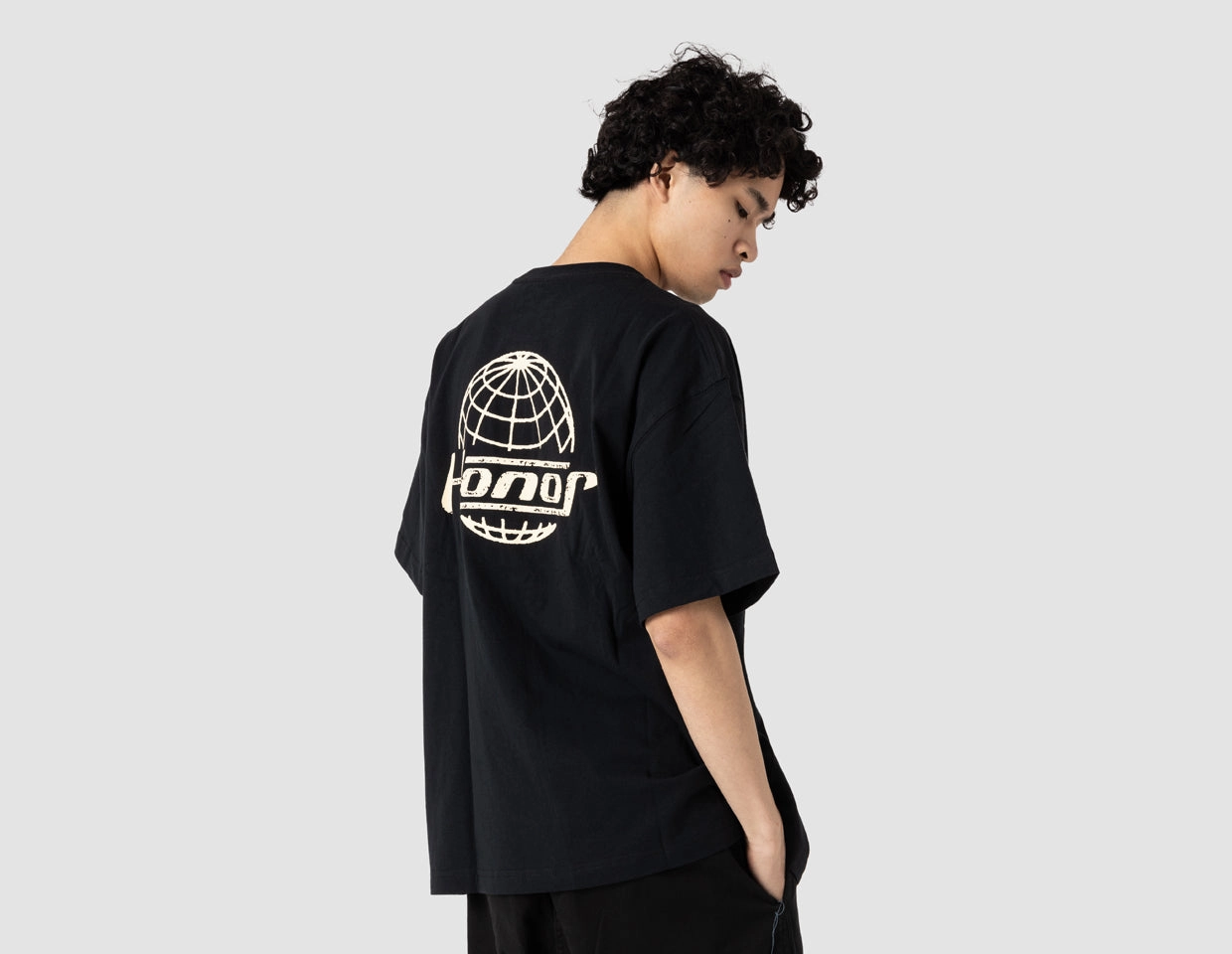 short sleeved Honor The Gift Honor Globe Logo T-Shirt / Black