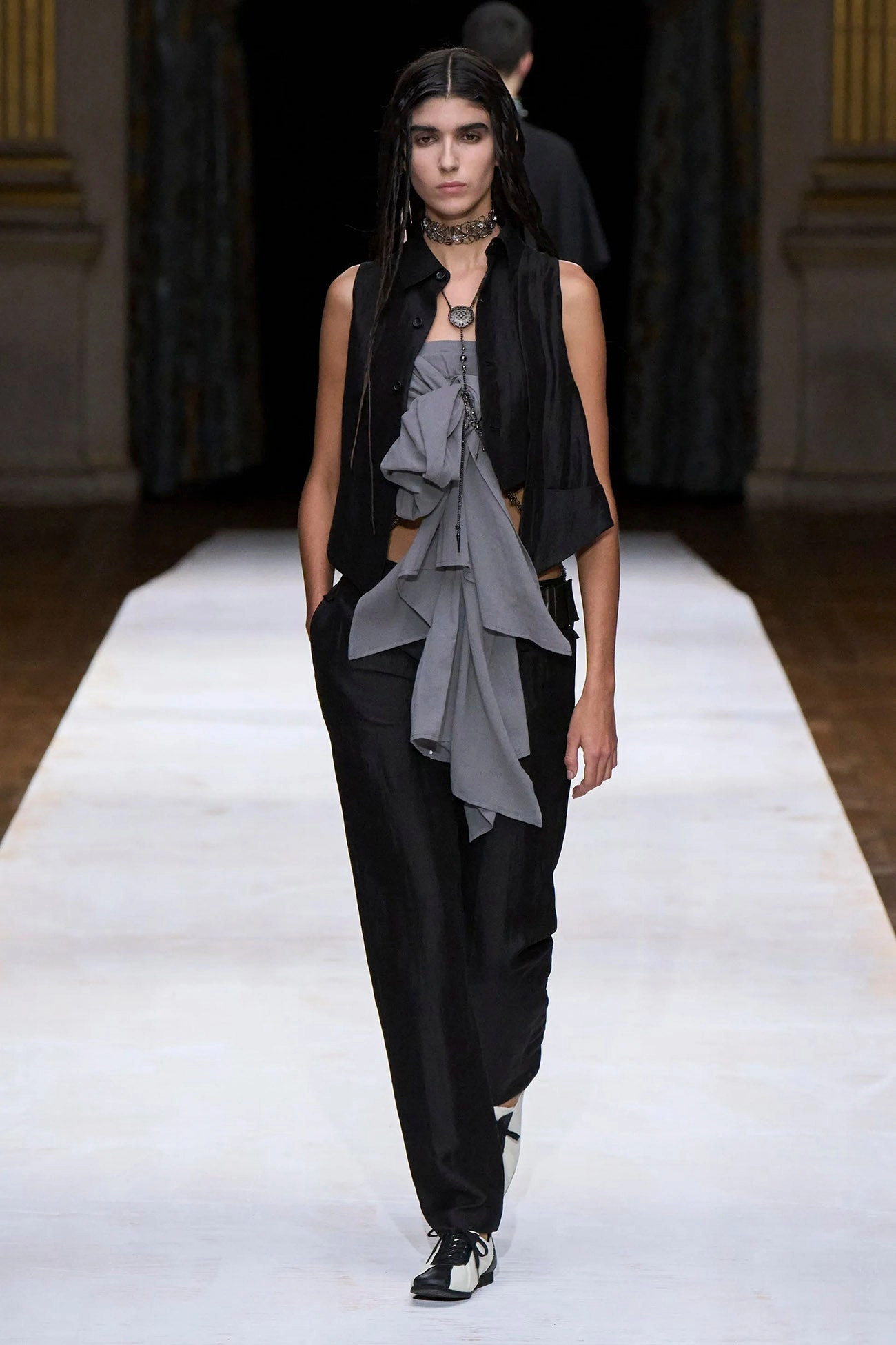 HIGH TWISTED GABARDINE LOW-RISE BELTED PANTS SecureClosures Comfortable Wear