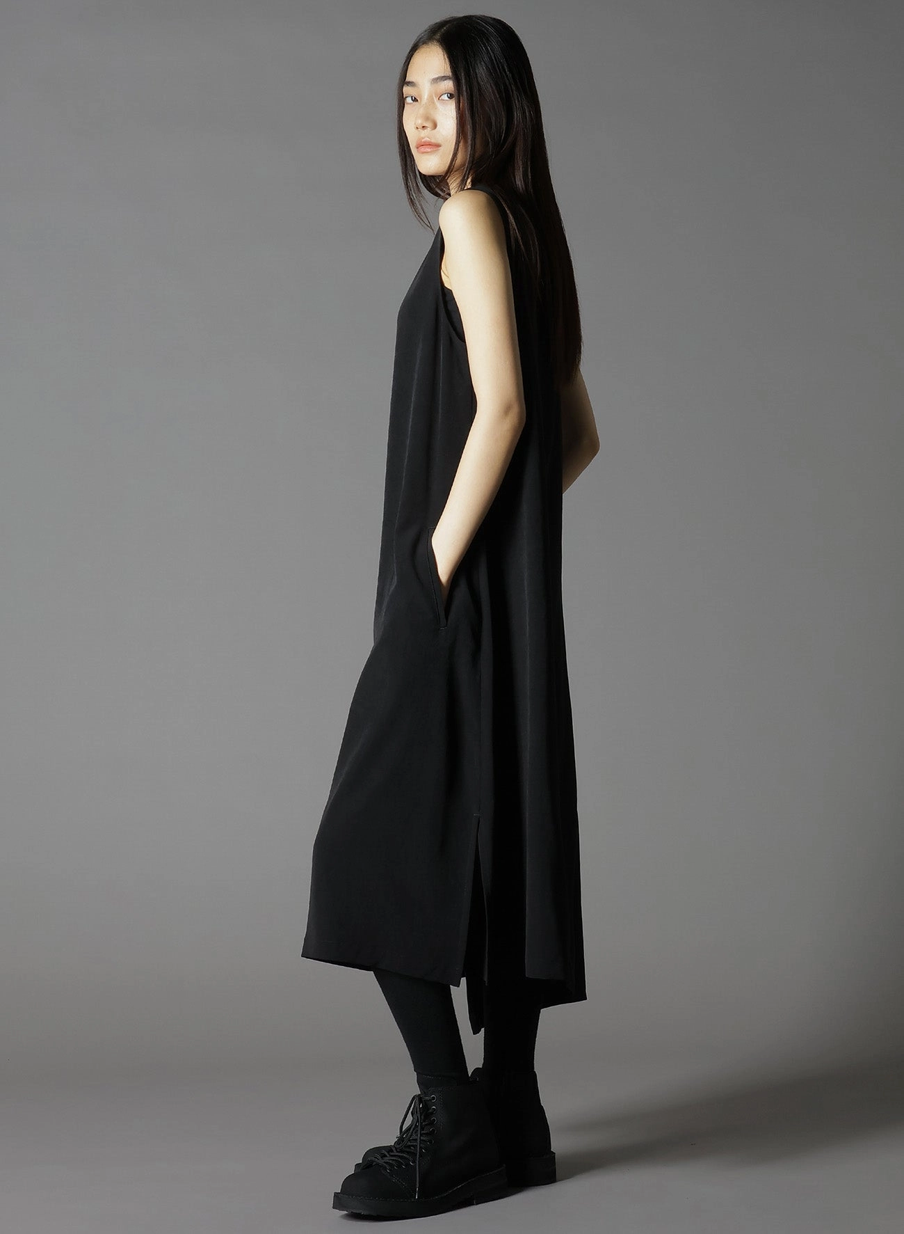 CREPE DE CHINE SLEEVELESS DRESSES Classic structured dress Cozy Energy