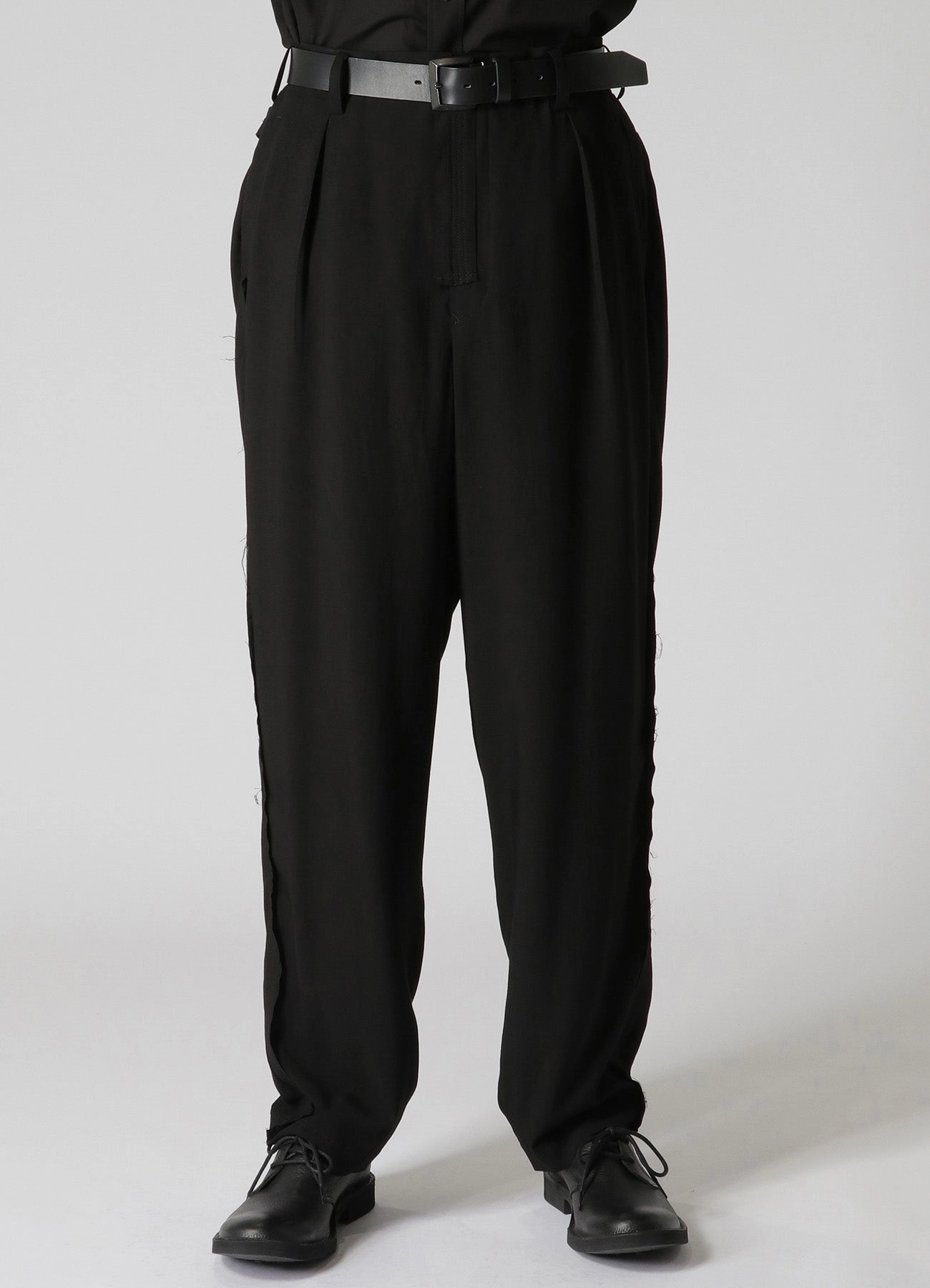 RAYON CAMBRIC SUSPENDER PANTS WITH SIDE DECORATIVE CLOTH Mid-rise fit Sleek Appearance