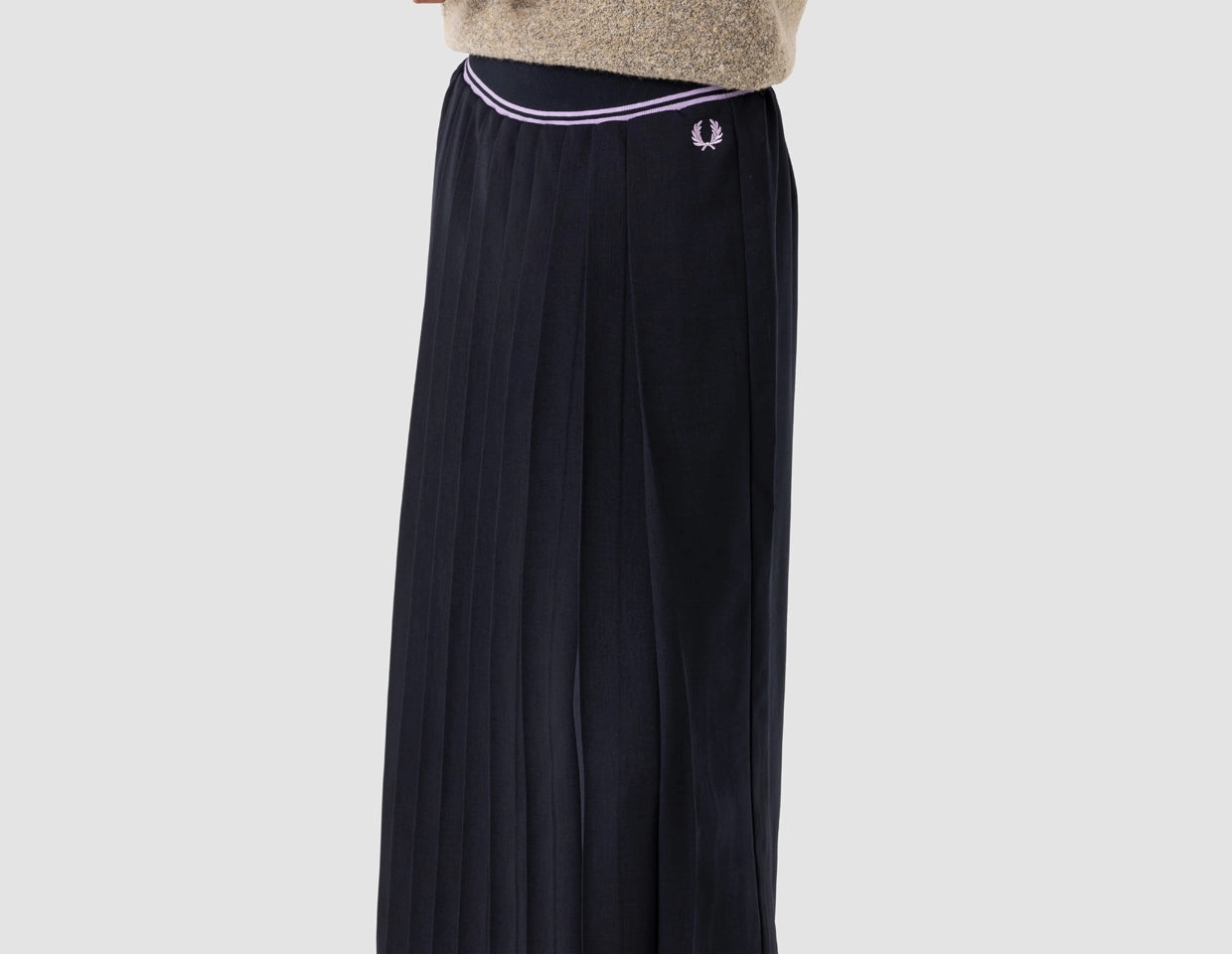 Lined interior Fred Perry Women's Tipped Pleated Skirt / Navy